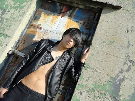 El chico caliente Zach y el hermoso chico Envy en una escena de mamada al aire libre