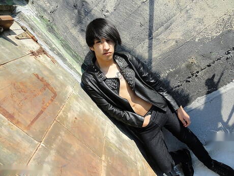 El chico caliente Zach y el hermoso chico Envy en una escena de mamada al aire libre