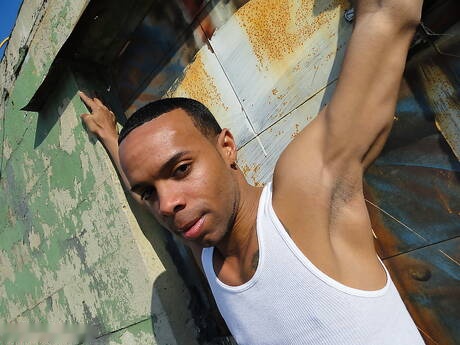 El chico caliente Zach y el hermoso chico Envy en una escena de mamada al aire libre