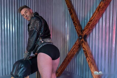 Der heiße amerikanische Twink Danny Gunn zieht sich aus und zeigt seinen knackigen Hintern