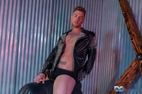 Der heiße amerikanische Twink Danny Gunn zieht sich aus und zeigt seinen knackigen Hintern