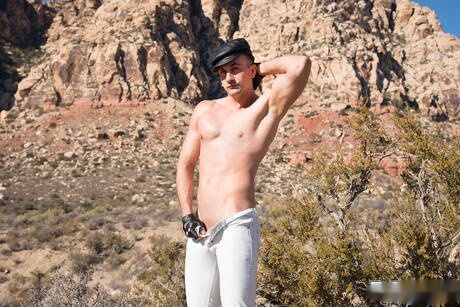 Il peloso stallone americano Mason Lear dominato e umiliato all