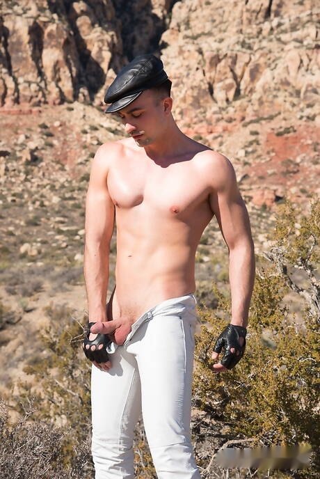 Il peloso stallone americano Mason Lear dominato e umiliato all