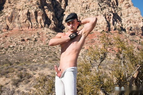 Il peloso stallone americano Mason Lear dominato e umiliato all