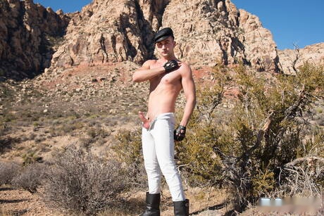 Il peloso stallone americano Mason Lear dominato e umiliato all