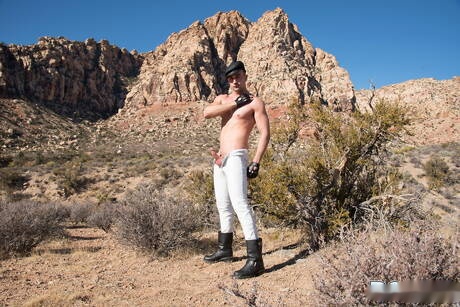 Il peloso stallone americano Mason Lear dominato e umiliato all