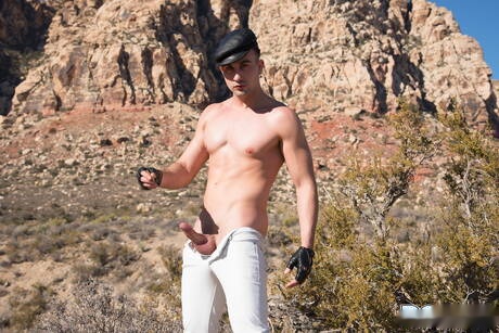 Il peloso stallone americano Mason Lear dominato e umiliato all