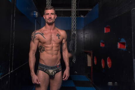 Der amerikanische Muskelprotz Sean Maygers zeigt einen muskulösen Körper