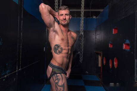 Der amerikanische Muskelprotz Sean Maygers zeigt einen muskulösen Körper