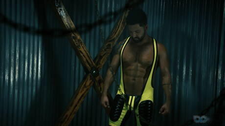 Der Latino-Muskelprotz Dominic Pacifico in einer BDSM-Pornoszene