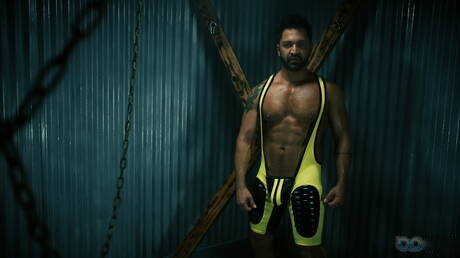 Der Latino-Muskelprotz Dominic Pacifico in einer BDSM-Pornoszene