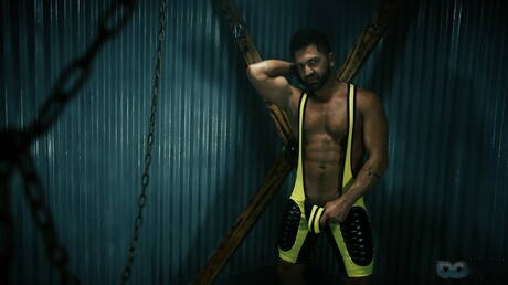 Der Latino-Muskelprotz Dominic Pacifico in einer BDSM-Pornoszene