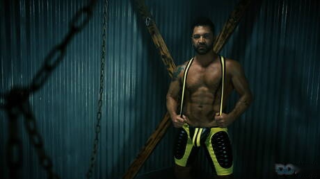 Der Latino-Muskelprotz Dominic Pacifico in einer BDSM-Pornoszene