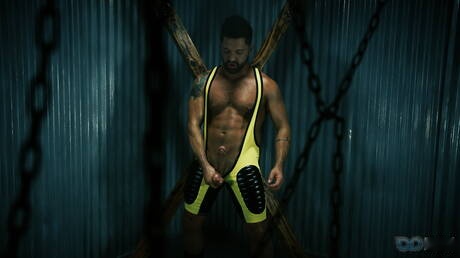 Der Latino-Muskelprotz Dominic Pacifico in einer BDSM-Pornoszene