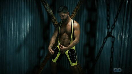Der Latino-Muskelprotz Dominic Pacifico in einer BDSM-Pornoszene