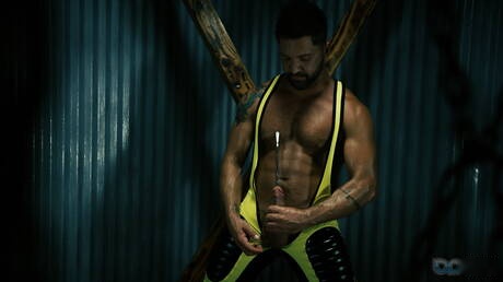 Der Latino-Muskelprotz Dominic Pacifico in einer BDSM-Pornoszene