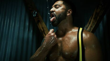 Der Latino-Muskelprotz Dominic Pacifico in einer BDSM-Pornoszene