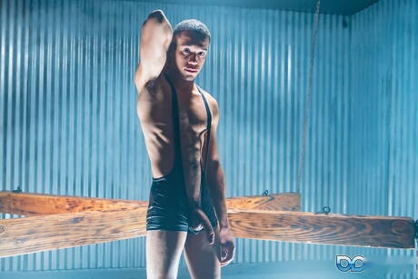 Siłacz Odin Strokes i amerykański przystojniak Brian Bonds lubią być upokarzani