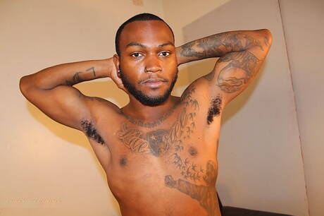 Der kräftige Josh und der junge Amerikaner Josh Bensan ficken nach einem interracialen Blowjob in den Arsch