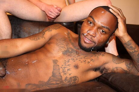 Der kräftige Josh und der junge Amerikaner Josh Bensan ficken nach einem interracialen Blowjob in den Arsch