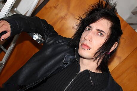 Il ragazzo sexy Aj Addams si masturba il cazzo