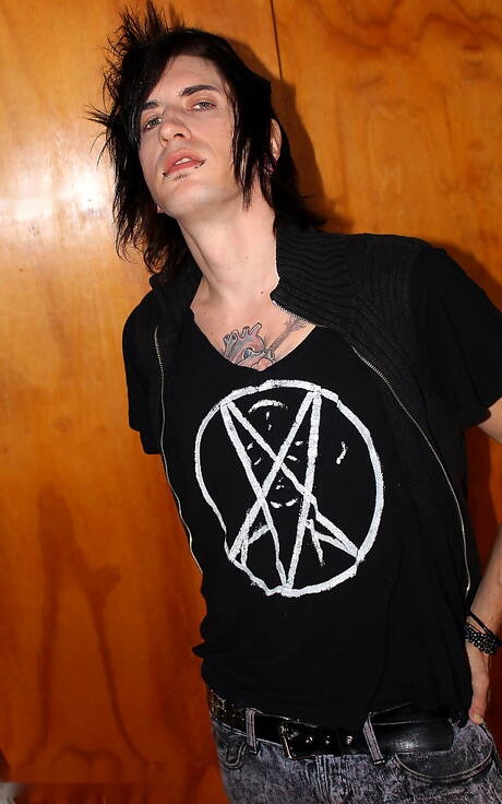 Il ragazzo sexy Aj Addams si masturba il cazzo