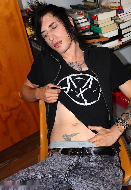 Il ragazzo sexy Aj Addams si masturba il cazzo