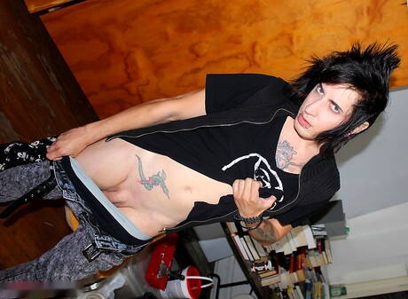 Il ragazzo sexy Aj Addams si masturba il cazzo