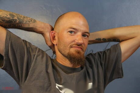 Il ragazzino John gioca con il cazzo