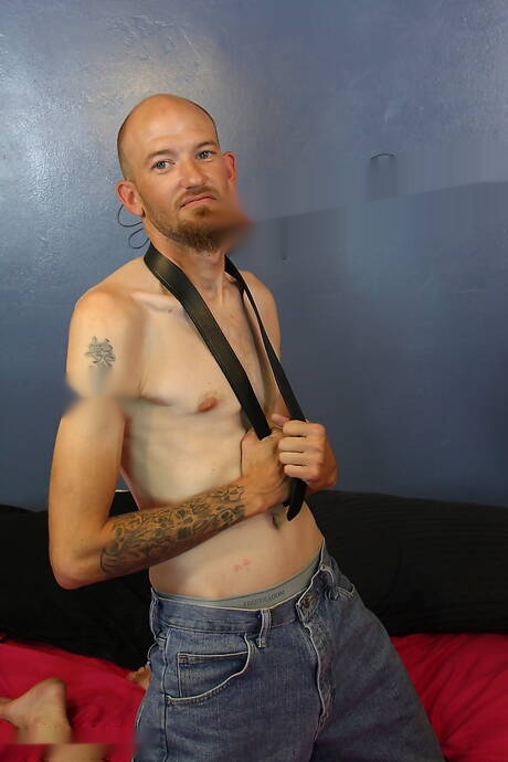 Il ragazzino John gioca con il cazzo