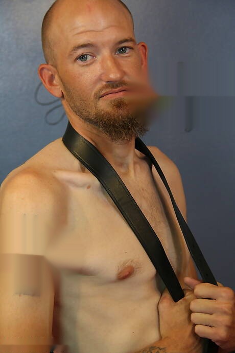 Il ragazzino John gioca con il cazzo