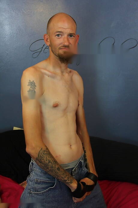 Il ragazzino John gioca con il cazzo