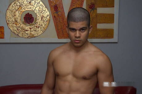 ラテン系のたくましいルイージ・ダビラが裸になってお尻を見せる