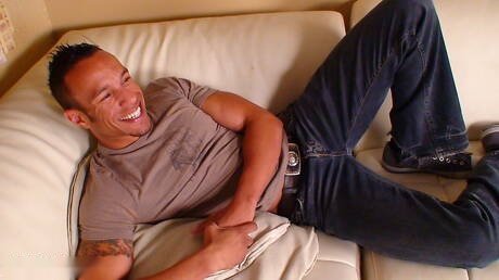 O gostoso Tyler Crue e o lindo Skyler fazem um bom sexo oral