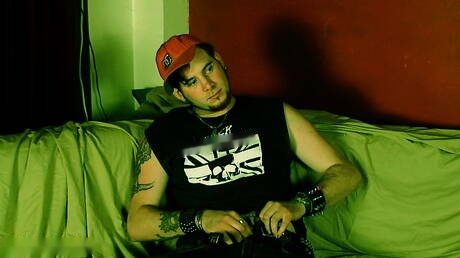 Le musclé Elija Megedon se branle la bite