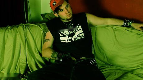 Le musclé Elija Megedon se branle la bite