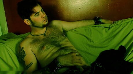 Le musclé Elija Megedon se branle la bite