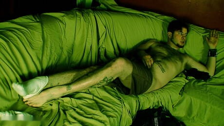 Le musclé Elija Megedon se branle la bite