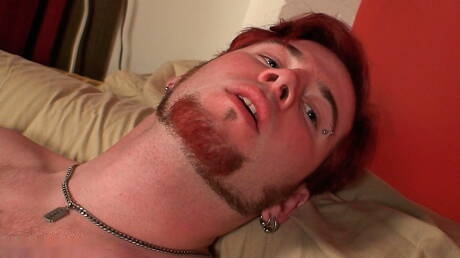 Le musclé Elija Megedon se branle la bite