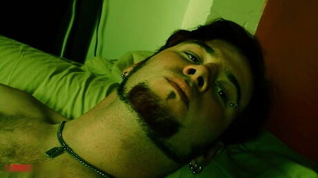 Le musclé Elija Megedon se branle la bite