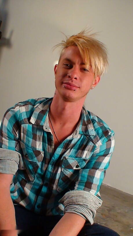 Husky guy Ace Kenny and muscular Kris Anthony in blowjob scene