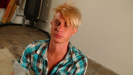 Le costaud Ace Kenny et le musclé Kris Anthony dans une scène de fellation