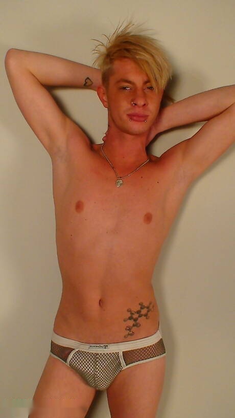 Le costaud Ace Kenny et le musclé Kris Anthony dans une scène de fellation