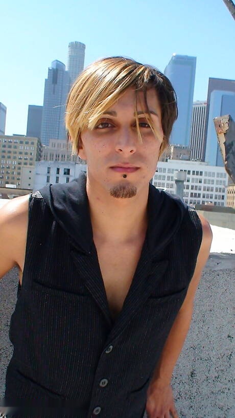 Le beau garçon Skyler se déshabille en extérieur