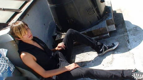 Le beau garçon Skyler se déshabille en extérieur