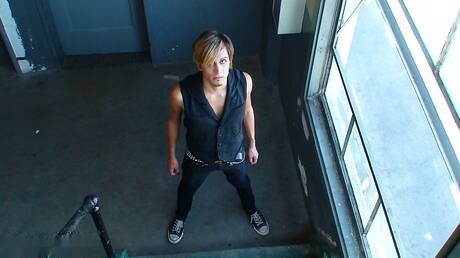 Le beau garçon Skyler se déshabille en extérieur