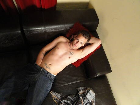 Michael musclé se branle la bite