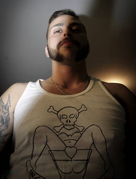 FTM Dicky Johnson in solo-pornoscène