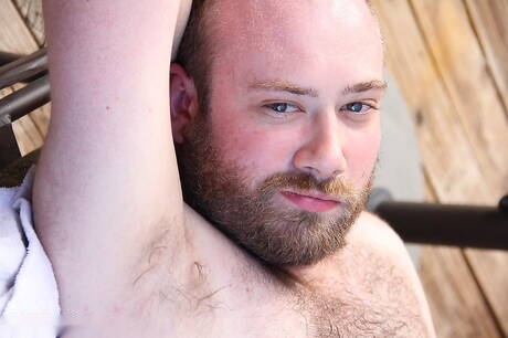 Amerykański gorący młodzieniec Dom Ty i ogier J Bleu w scenie ssania penisa przy basenie