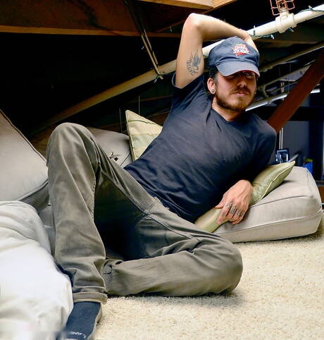 Il duro Farmer Tom e lo stallone August Grey in una scena di succhiamento del cazzo